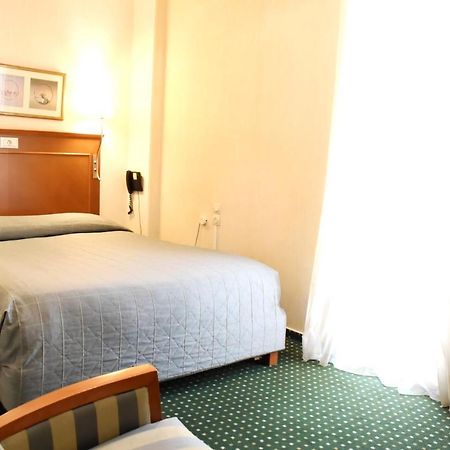 אתונה Adrian Hotel מראה חיצוני תמונה