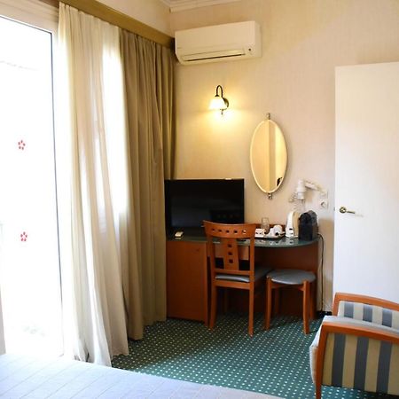 אתונה Adrian Hotel מראה חיצוני תמונה