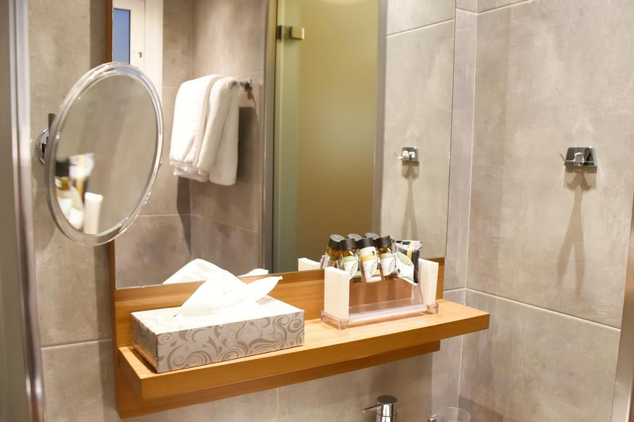 אתונה Adrian Hotel מראה חיצוני תמונה