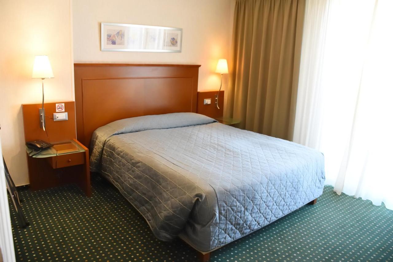 אתונה Adrian Hotel מראה חיצוני תמונה