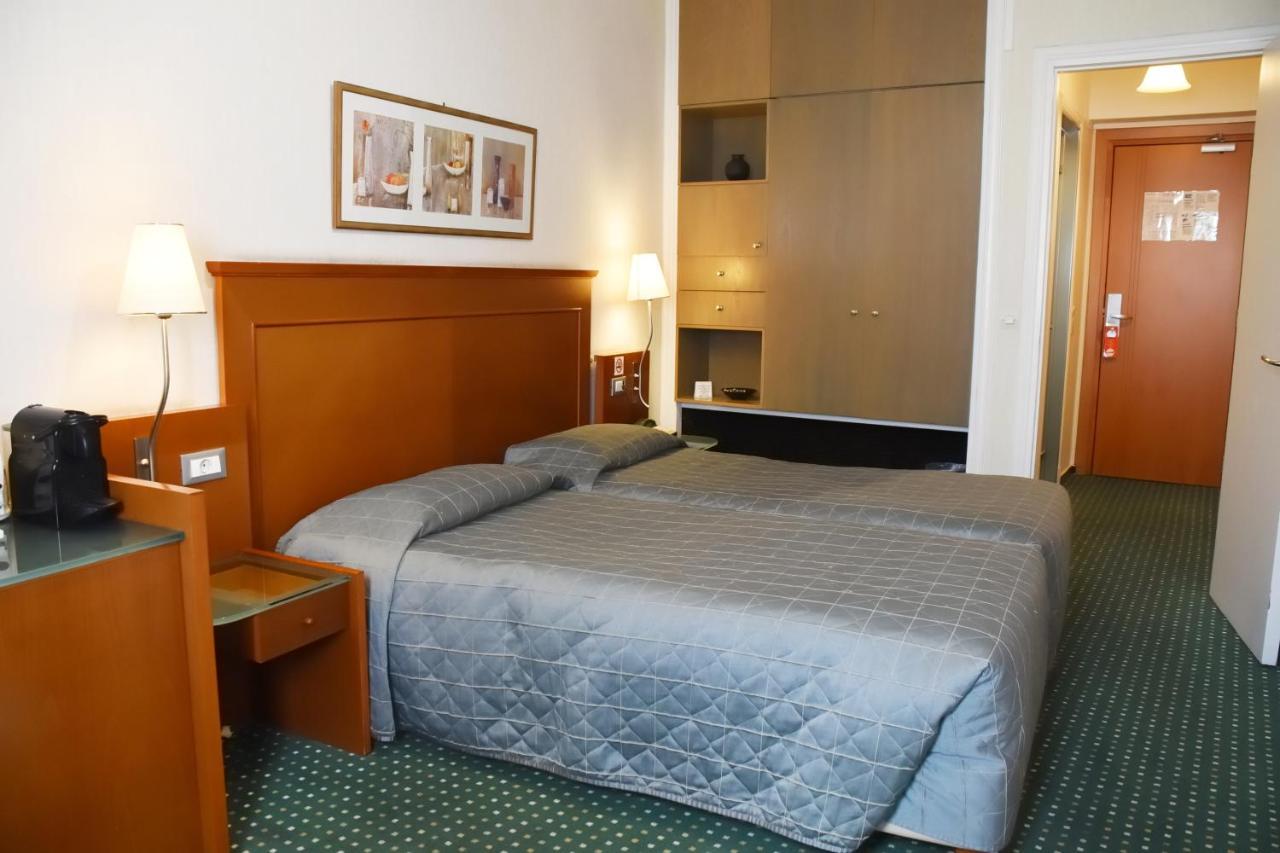 אתונה Adrian Hotel מראה חיצוני תמונה