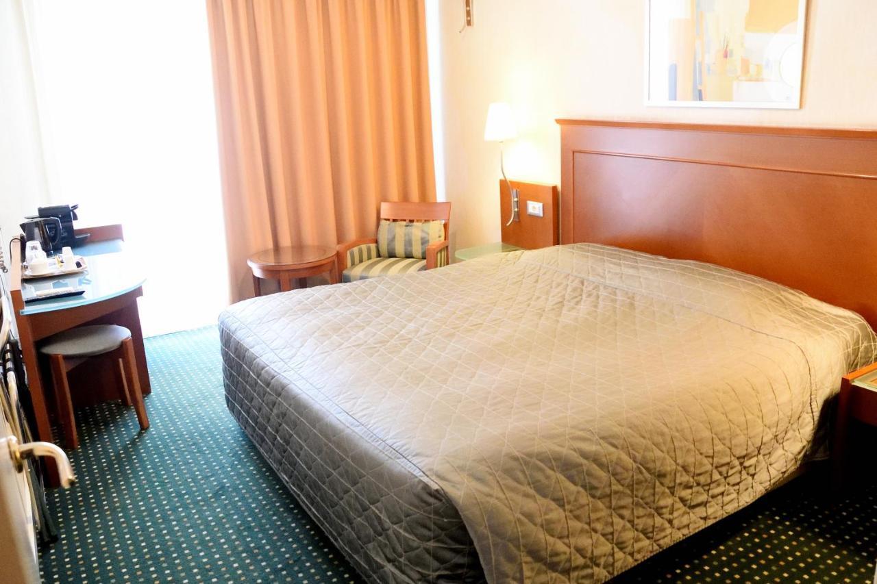 אתונה Adrian Hotel מראה חיצוני תמונה