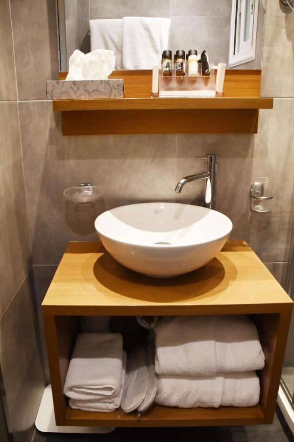 אתונה Adrian Hotel מראה חיצוני תמונה