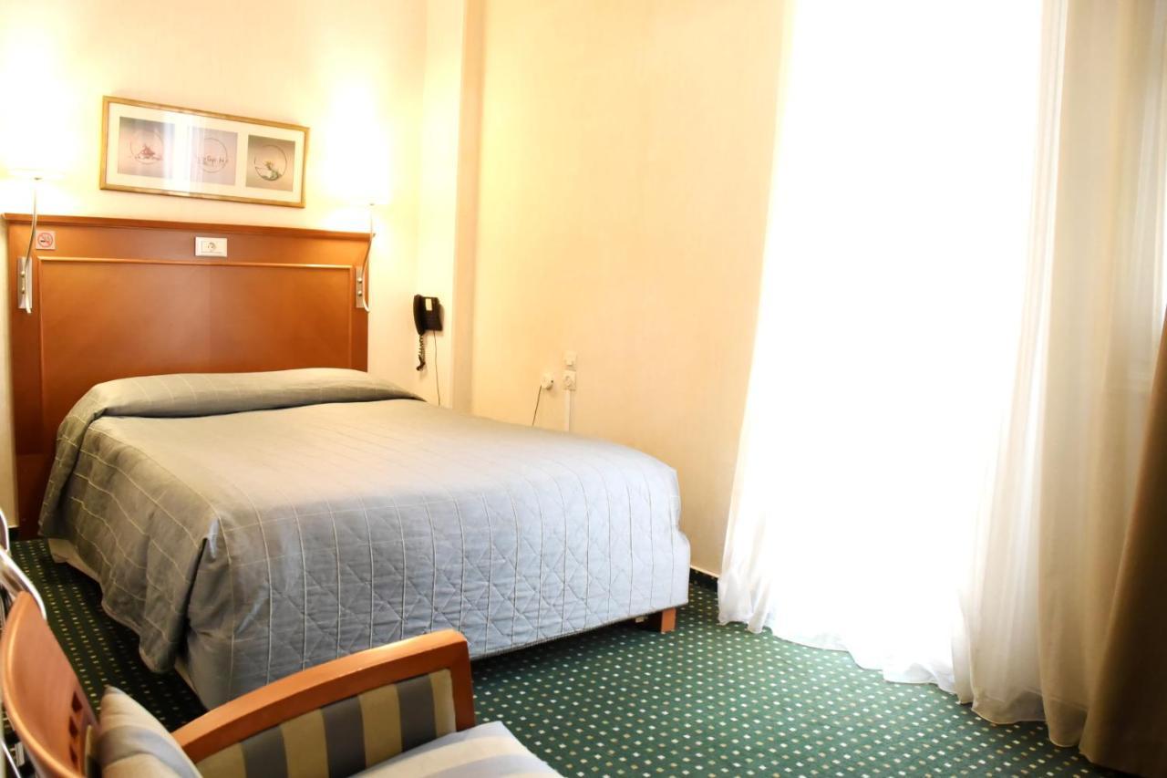 אתונה Adrian Hotel מראה חיצוני תמונה