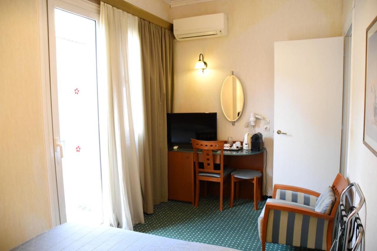 אתונה Adrian Hotel מראה חיצוני תמונה